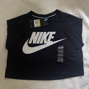 NIKE Sportswear Essential Crop Top